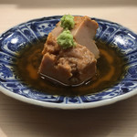 日本橋蛎殻町 すぎた - キンキンに冷たく提供。醤油よりも甘みよりの煮付けの味わい。酒醤油味醂砂糖と。以前聞いたお話ではあん肝は2時間水にさらすなど丁寧にした処理するとの事。滑らかでねっとりとバターの様に溶けていく。美味。