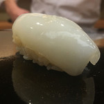 日本橋蛎殻町 すぎた - 墨烏賊塩で。つるりとした表面がサクッと割れる。甘みと旨味がありあり滑らかで冷た目。柔らかで酢飯になじむ。酢飯は粒立ちよく少しだけざらつきがある。酸味3%。
      
      