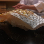 日本橋蛎殻町 すぎた - 淡路鯛。1日下ろさずに寝かせ、一塩してから湯霜にして1日おいて。強い塩気と旨味。やはり少し冷たく。皮はほくっと身はねっとりむにゅりとした食感。脂の旨味をしっかりと感じる。
      