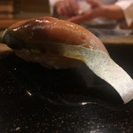 日本橋蛎殻町 すぎた - 鯖はしっとりと。酸味穏やかで塩気も感じるが尖りない。酸味もまろやか。脱水も適度でしっとりと。表面にすこしざらつきを感じ、肉厚なのが好ましい。微かに脂の乳化感。2時間ベタ塩、1時間生酢。4日寝かせると。