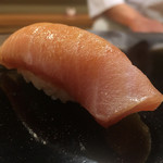 日本橋蛎殻町 すぎた - 噴火湾鰤漬け。常温で。旨味あり柔らか。脂乗りも素晴らしくトロッととける。漬け地の甘みはほぼ感じない程度。醤油の効きは適度ながらも塩気は強め。山葵もしっかりと。全体的に力強く美味！