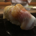 日本橋蛎殻町 すぎた - 鰯。生姜と浅葱を噛ませてあるが穏やかで程よい。酢じめには少しフレッシュな酸を感じる。少しタネ温は低め。脂は乳化気味でとろみなく酢飯に混ざり込む。塩と酸が印象的でトロの後にインパクトを残す。