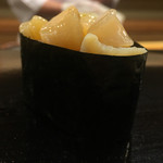 日本橋蛎殻町 すぎた - 小柱軍艦。冷たく。大粒で綺麗でさっぱりとした味わい。山葵もほのかに感じる。風味は強くはないがパリっとクリスピーな海苔。