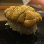 日本橋蛎殻町 すぎた - 赤雲丹。温い酢飯に甘みある赤雲丹が混ざり込む。雲丹自体は冷た目で甘みとコク。塩気ジャストでうまみありえぐみなく美味！雲丹はリゾットの様な寿司にしたいとの杉田さんの言葉通り。