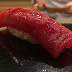 日本橋蛎殻町 すぎた - 赤身漬け。身には凝縮感がありねっとりと。表面は少しざらつきを感じる。ふわっとタネを丸め込んで握ることで肉感も感じられながら、酢飯にタネが馴染んでいく。甘みない漬け地。