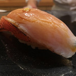 日本橋蛎殻町 すぎた - 金目。湯引きを炙って。タネは暖かく45度ほどに感じる。脂乗りかなり強く、甘みも感じる。それに対しタネに塩気をきかせている。トロッと脂が蕩け、ねっとりとした身も楽しめる。美味！