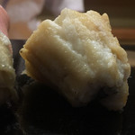 日本橋蛎殻町 すぎた - 穴子塩。軽く温かく。皮目は残しており、とろりと。身はふわふわで仄かに小骨を感じる。心地よい穴子の風味を感じられる。
      