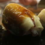 日本橋蛎殻町 すぎた - つめは粘度はしっかりとあるが旨味は軽やか。
      継ぎ足しで作っているが、杉田さん曰くあまり煮詰めず軽めにしたいとの事。厚みは5mm程。