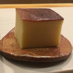 日本橋蛎殻町 すぎた - 甘みは30。少し控えめくらい。表面かさっと中はふわっとまさにカステラ。魚の香りないが白身的味わい。