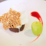 L'Octave Hayato KOBAYASHI - ランチコース 5598円 の温かいチョコレート、塩アイスクリーム、シャインマスカット、フランボワーズ