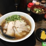 さん源醤 - 生醤油らーめんとチャーシュー丼セット945円
            麺 細 ストレート
            スープ 醤油
            チャーシュー 薄4枚
            トッピング  もやし、ネギ
            背脂 無し