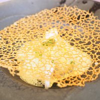 L'Octave Hayato KOBAYASHI - ランチコース 5598円 の千葉県スズキ、ヤングコーン、ハマグリ、ハマグリのジュのお煎餅