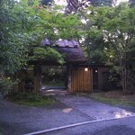 亀の井別荘 - 夕暮れの亀の井別荘入口
