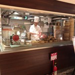 Nanshou Mantouten - 【2017年07月】店舗入り口横で包餡中。