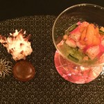 ガストロノミー ジョエル・ロブション - ズワイガニ、アボカドのフォンダンにトマトのジュレとウニを添えて♡