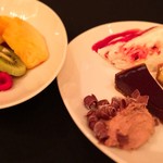 ガストロノミー ジョエル・ロブション - フルーツやケーキを取分けて♡なんだかんだ言って食べてしまっている(￣▽￣)