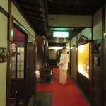 料亭 金鍋 - 龍の間の前で