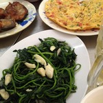 Quan Com 46　Que Huong - 手前：空芯菜炒め　奥：卵焼き