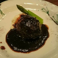 加藤牛肉店 銀座 - ◎デミグラスソースハンバーグ
                よく捏ねてあり肉汁は出ないタイプ、マッシュが枕
                これより旨いハンバーグを食べた記憶がちょっと思い浮かびません