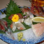 菜々海 - 右下のお造りは？　マグロの大トロです。　皆で取り合いになりました。