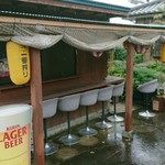 なりたやラーメン - 外にカウンター有　夏は活躍？