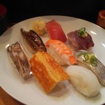 にぎり8貫。1080円、ご主人に一言声がけして1枚撮らせていただきました。