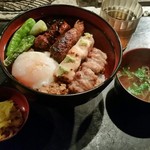 青山 鶏味座 - 焼き鳥＆そぼろ丼（レバー追加）１，３００円。