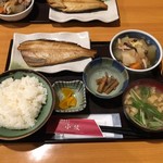 小紋 - 日替り定食840円。北海しまほっけ天日干し焼＆鹿児島いずみ鶏の野菜のレモン風味煮