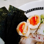 Sagamihara 欅 - 特シリーズにはチャーシュー増しになる他に味玉と小さくともしっかりとした海苔が３枚付きます。