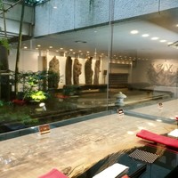 麓屋 京王プラザホテル - カウンターは木の上にガラス板が載っています