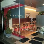 トラットリア 29 - 外観（夜間）　遠目からも美味しそうなお料理達に、道行く人が思わず中を覗きたくなってしまいます。。。