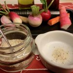 トラットリア 29 - 「突き出し」：食卓の「ハーブ塩」にオリーブオイルやワインビネガーと共に