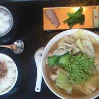 天香回味 赤坂別館 - 薬膳翡翠湯麺セット(辛口) 1260円