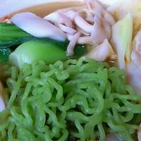 天香回味 赤坂別館 - 薬膳翡翠湯麺セット(辛口) 1260円 のクロレラ入り翡翠麺