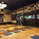 駒形どぜう 本店 - 開店直後でまだ空いてます。