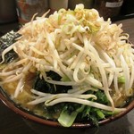 家系ラーメン クックら - ラーメン大盛(野菜盛りトッピング)