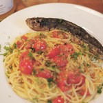沙丁鱼和迷你番茄、香草的意大利面