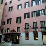 Ristorante La Cusina - ホテルの陸側入口