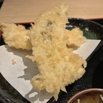 味奈登庵 - まさに #食べログ的に撮るとこうなる。 といった感じの穴子天ぷらといか天ぷら♡  
      今日の穴子天ぷらは長さ・厚さ・味わいいずれも良かったナ