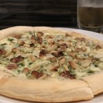 小さな肉バル ガルニ レギューム - おつまみPizza 3種のナッツのジェノバ風　600円。