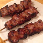 もつ焼き 三朝 - かしら（100円）