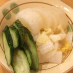 もつ焼き 三朝 - お新香もタップリ！