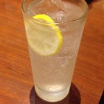 もつ焼き 三朝 - レモンサワー（330円）