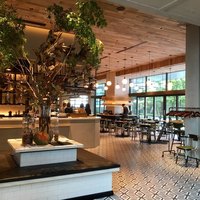 THE GATEHOUSE - 入り口から店内を臨んで