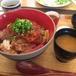 Doggukafeandoresutoramburusuketta - イチボのステーキ丼