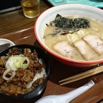 ラーメンでんすけ - 馬すじご飯と濃厚豚骨ラーメン