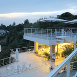 道路から見たカフェの全景