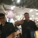 Kingfisher Fish & Chips - 左：Nikki Muttonさん 　右：Mark Meltonvilleさん