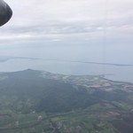 カレーのちから - 【2017年07月】プロペラ機から外を臨む、眼下に見えるのはサロマ湖、細い陸地の先はオホーツク海。