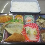 福山まるたま - まるたま弁当 税込410円 鯵の生姜天ぷらとササミチーズフライ(2017.10.19)